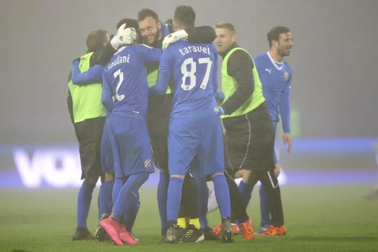 Najveći derbi hrvatskog nogometa, dvoboj između Dinama i Hajduka, igrao se u subotuu maglovitim uvjetima u Maksimiru