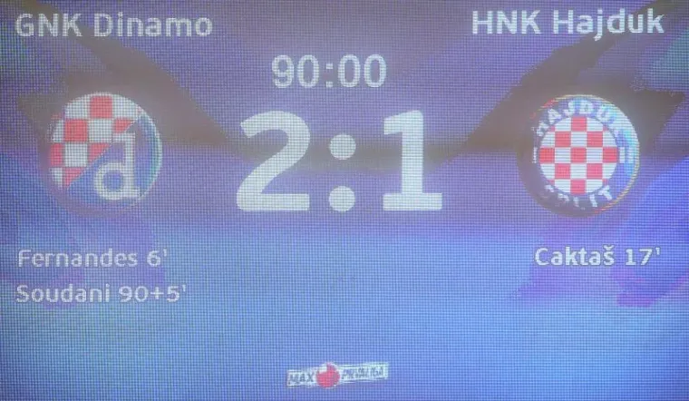 Najveći derbi hrvatskog nogometa, dvoboj između Dinama i Hajduka, igrao se u subotuu maglovitim uvjetima u Maksimiru