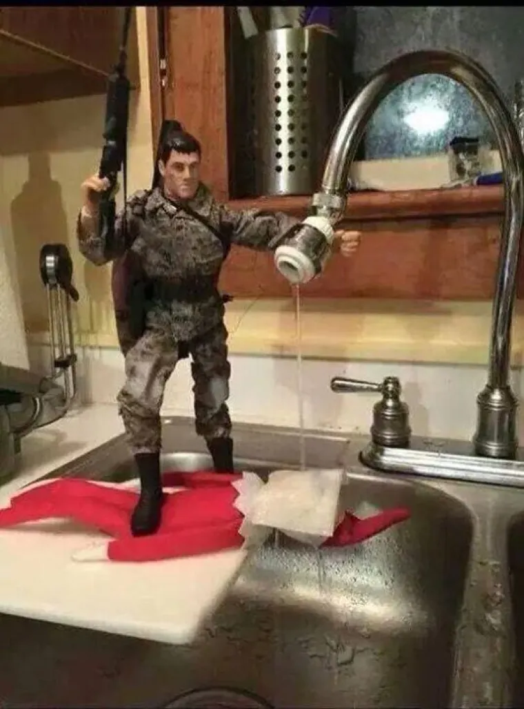 NJEMU NIJE DOSADNO: Evo za&scaron;to žena ne može ostaviti muža da čuva vilenjake