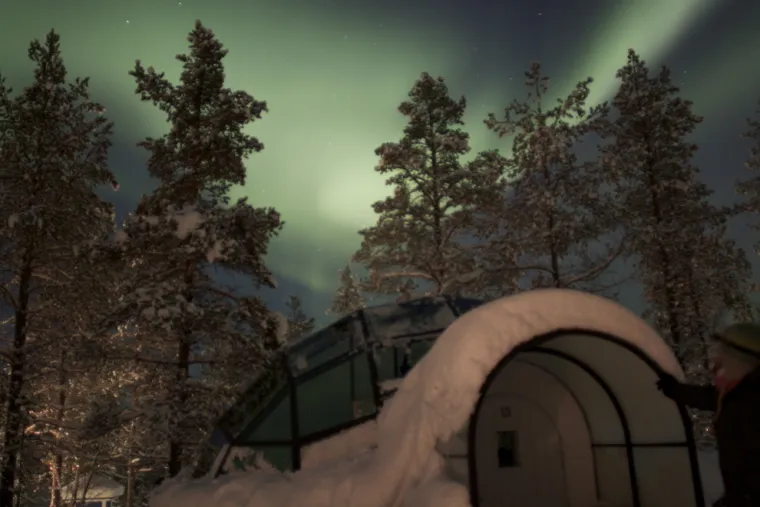 Pogodite koliko ko&scaron;ta noćenje u čarobnom staklenom igluu u Finskoj