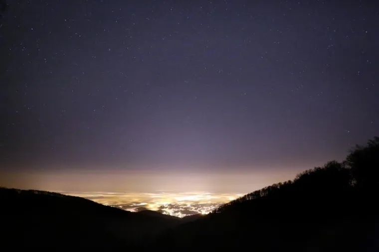 Pogled sa sljemenskog vidikovca na Zagreb obavijen gustom maglom.