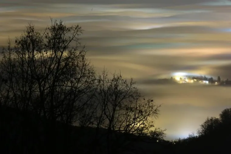 Pogled sa sljemenskog vidikovca na Zagreb obavijen gustom maglom.