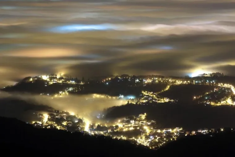 Pogled sa sljemenskog vidikovca na Zagreb obavijen gustom maglom.