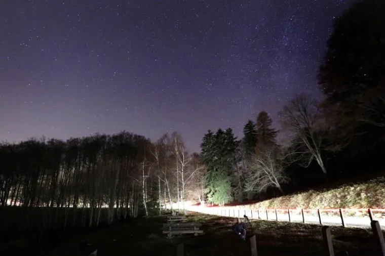 Pogled sa sljemenskog vidikovca na Zagreb obavijen gustom maglom.