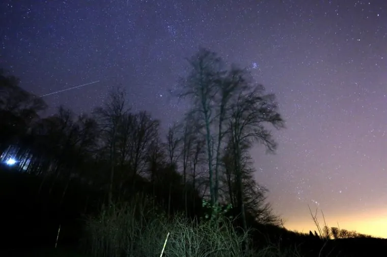 Pogled sa sljemenskog vidikovca na Zagreb obavijen gustom maglom.