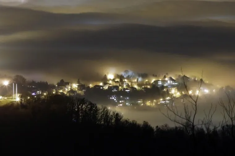 Pogled sa sljemenskog vidikovca na Zagreb obavijen gustom maglom.