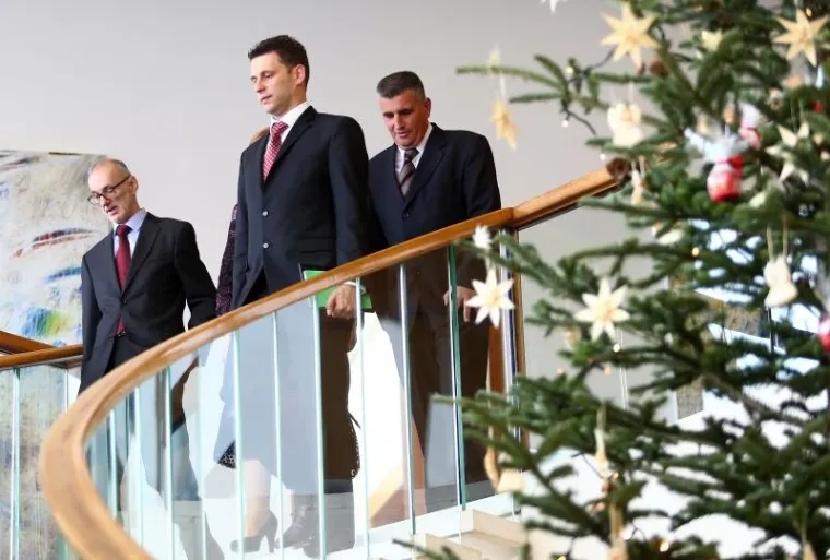 Predsjednica Republike Kolinda Grabar &ndash;Kitarović poručila je u ponedjeljak, nakon drugog kruga konzultacija o mandataru Vlade, kako odbija svaku vrstu pritiska, te da će do kraja procesa &scaron;tititi Ustav i ustrajati na potpunoj primjeni ustavne odredbe koja za dodjelu statusa mandatara uvjetuje potporu većine svih zastupnika u Hrvatskome saboru, a budući tu potporu nitko za sada nema, treći krug konzultacija bit će idući tjedan.