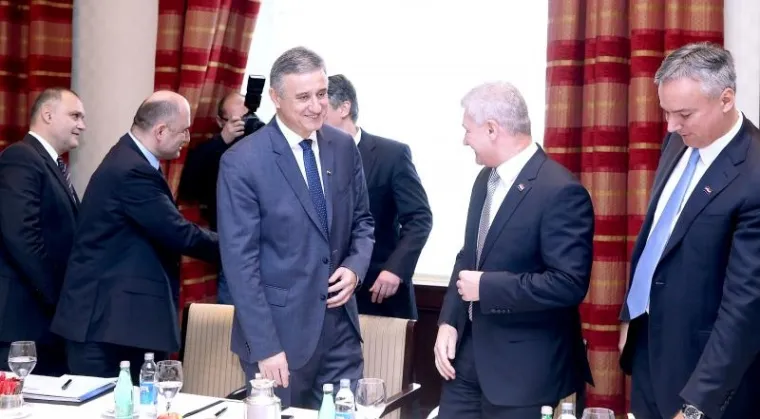 Ruku je uz smije&scaron;ak od uha do uha dao i Milijanu Brkiću s kojim se nedavno prepucavao preko medija.