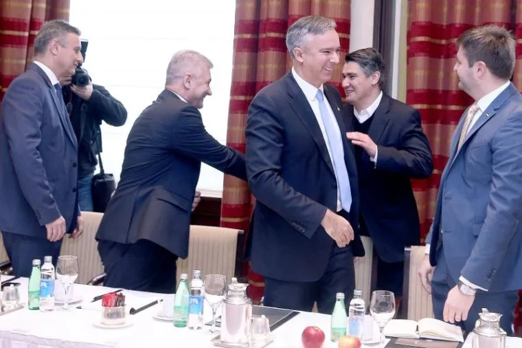 Milanović je do&scaron;ao do mjesta gdje su bili predstavnici Domoljubne koalicije i pozdravio se s Kosorom i Hrgom.