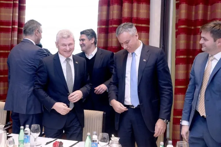 SRDAČAN POZDRAV: Milanović sa smije&scaron;kom pozdravio Karamarka i Brkića