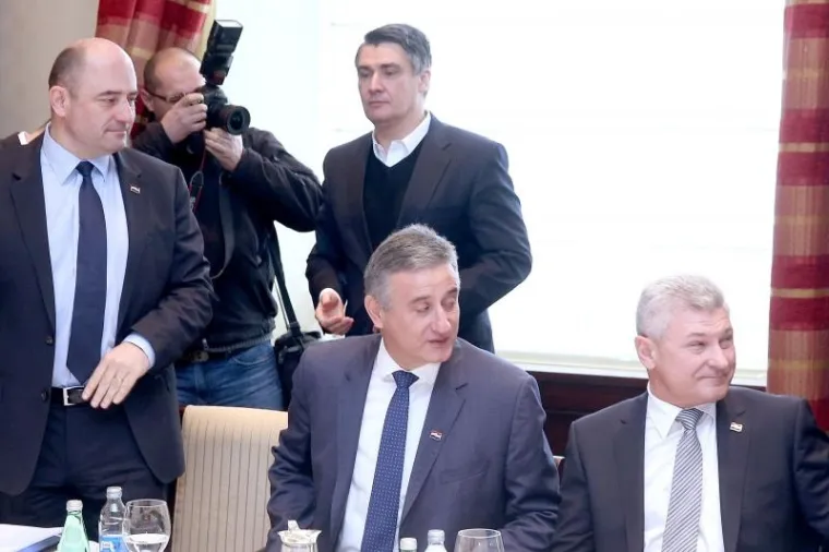 SRDAČAN POZDRAV: Milanović sa smije&scaron;kom pozdravio Karamarka i Brkića