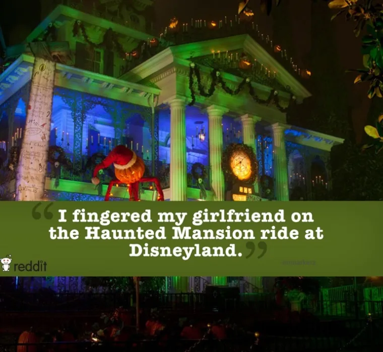 Zadovoljio sam svoju djevojku na vožnji ukletom kućom u Disneylandu.