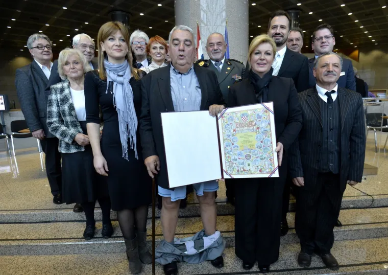 U NSK povodom Medjunarodnog dana ljudskih prava odrzala se svecana dodjela nagrada Hrvatskog helsinskog odbora za ljudska prava. Clanovi HHO-a od predsjednice Kolinde Grabar Kitarovic dobili su Povelju RH, te prilikom zajednickog fotografiranja s predsjednicom RH, Ivanu Zvonimiru Cicku predsjedniku HHO-a popustile su hlace te pale na pod.