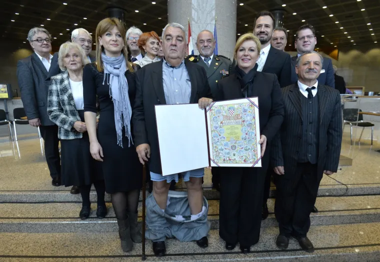 U NSK povodom Medjunarodnog dana ljudskih prava odrzala se svecana dodjela nagrada Hrvatskog helsinskog odbora za ljudska prava. Clanovi HHO-a od predsjednice Kolinde Grabar Kitarovic dobili su Povelju RH, te prilikom zajednickog fotografiranja s predsjednicom RH, Ivanu Zvonimiru Cicku predsjedniku HHO-a popustile su hlace te pale na pod.