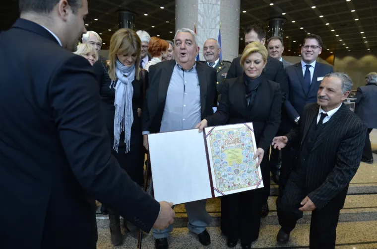 U NSK povodom Medjunarodnog dana ljudskih prava odrzala se svecana dodjela nagrada Hrvatskog helsinskog odbora za ljudska prava. Clanovi HHO-a od predsjednice Kolinde Grabar Kitarovic dobili su Povelju RH, te prilikom zajednickog fotografiranja s predsjednicom RH, Ivanu Zvonimiru Cicku predsjedniku HHO-a popustile su hlace te pale na pod.