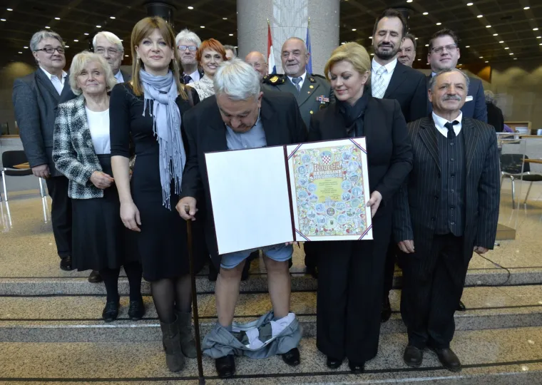 U NSK povodom Medjunarodnog dana ljudskih prava odrzala se svecana dodjela nagrada Hrvatskog helsinskog odbora za ljudska prava. Clanovi HHO-a od predsjednice Kolinde Grabar Kitarovic dobili su Povelju RH, te prilikom zajednickog fotografiranja s predsjednicom RH, Ivanu Zvonimiru Cicku predsjedniku HHO-a popustile su hlace te pale na pod.