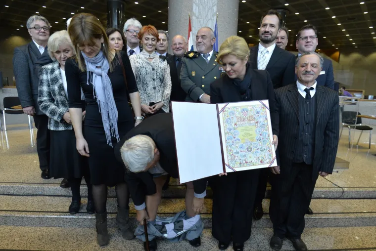 U NSK povodom Medjunarodnog dana ljudskih prava odrzala se svecana dodjela nagrada Hrvatskog helsinskog odbora za ljudska prava. Clanovi HHO-a od predsjednice Kolinde Grabar Kitarovic dobili su Povelju RH, te prilikom zajednickog fotografiranja s predsjednicom RH, Ivanu Zvonimiru Cicku predsjedniku HHO-a popustile su hlace te pale na pod.