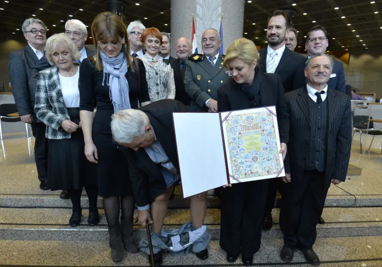 U NSK povodom Medjunarodnog dana ljudskih prava odrzala se svecana dodjela nagrada Hrvatskog helsinskog odbora za ljudska prava. Clanovi HHO-a od predsjednice Kolinde Grabar Kitarovic dobili su Povelju RH, te prilikom zajednickog fotografiranja s predsjednicom RH, Ivanu Zvonimiru Cicku predsjedniku HHO-a popustile su hlace te pale na pod.