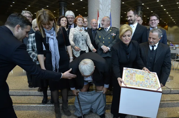 U NSK povodom Medjunarodnog dana ljudskih prava odrzala se svecana dodjela nagrada Hrvatskog helsinskog odbora za ljudska prava. Clanovi HHO-a od predsjednice Kolinde Grabar Kitarovic dobili su Povelju RH, te prilikom zajednickog fotografiranja s predsjednicom RH, Ivanu Zvonimiru Cicku predsjedniku HHO-a popustile su hlace te pale na pod.