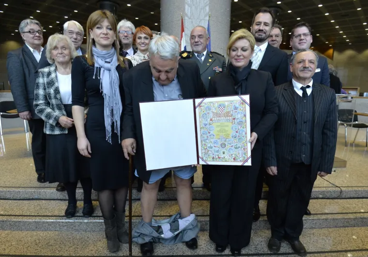 U NSK povodom Medjunarodnog dana ljudskih prava odrzala se svecana dodjela nagrada Hrvatskog helsinskog odbora za ljudska prava. Clanovi HHO-a od predsjednice Kolinde Grabar Kitarovic dobili su Povelju RH, te prilikom zajednickog fotografiranja s predsjednicom RH, Ivanu Zvonimiru Cicku predsjedniku HHO-a popustile su hlace te pale na pod.