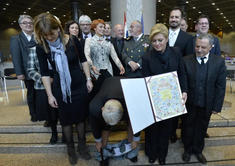 U NSK povodom Medjunarodnog dana ljudskih prava odrzala se svecana dodjela nagrada Hrvatskog helsinskog odbora za ljudska prava. Clanovi HHO-a od predsjednice Kolinde Grabar Kitarovic dobili su Povelju RH, te prilikom zajednickog fotografiranja s predsjednicom RH, Ivanu Zvonimiru Cicku predsjedniku HHO-a popustile su hlace te pale na pod.