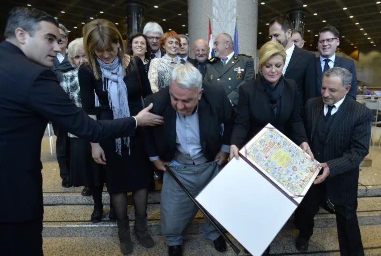 U NSK povodom Medjunarodnog dana ljudskih prava odrzala se svecana dodjela nagrada Hrvatskog helsinskog odbora za ljudska prava. Clanovi HHO-a od predsjednice Kolinde Grabar Kitarovic dobili su Povelju RH, te prilikom zajednickog fotografiranja s predsjednicom RH, Ivanu Zvonimiru Cicku predsjedniku HHO-a popustile su hlace te pale na pod.