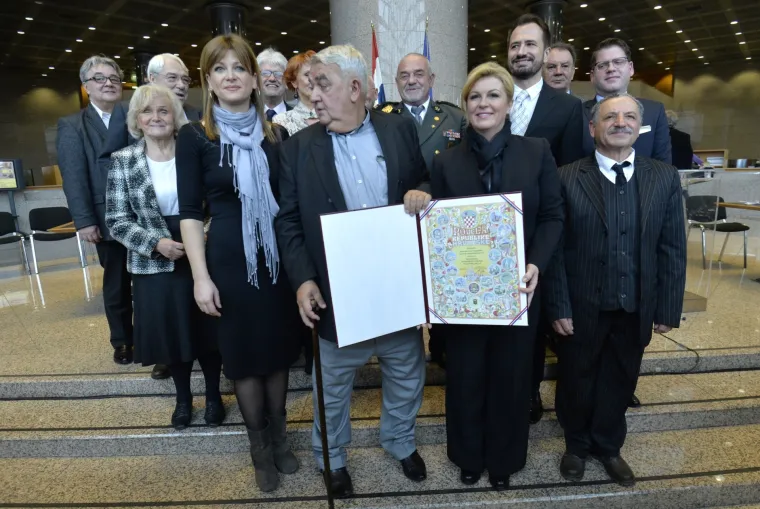 U NSK povodom Medjunarodnog dana ljudskih prava odrzala se svecana dodjela nagrada Hrvatskog helsinskog odbora za ljudska prava. Clanovi HHO-a od predsjednice Kolinde Grabar Kitarovic dobili su Povelju RH, te prilikom zajednickog fotografiranja s predsjednicom RH, Ivanu Zvonimiru Cicku predsjedniku HHO-a popustile su hlace te pale na pod.