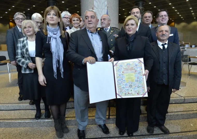 U NSK povodom Medjunarodnog dana ljudskih prava odrzala se svecana dodjela nagrada Hrvatskog helsinskog odbora za ljudska prava. Clanovi HHO-a od predsjednice Kolinde Grabar Kitarovic dobili su Povelju RH, te prilikom zajednickog fotografiranja s predsjednicom RH, Ivanu Zvonimiru Cicku predsjedniku HHO-a popustile su hlace te pale na pod.