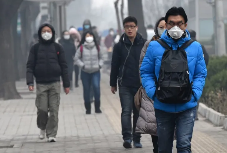 Gusti smog koji je zarobio Peking zadržat će se još najmanje tri dana, a najveće onečišćenje zraka ikada zabilježeno u kineskoj prijestolnici stanovnici grada u utorak uvelike ignoriraju i ne odazivaju se pozivu gradskih vlasti da ograniče boravak na otvorenom.