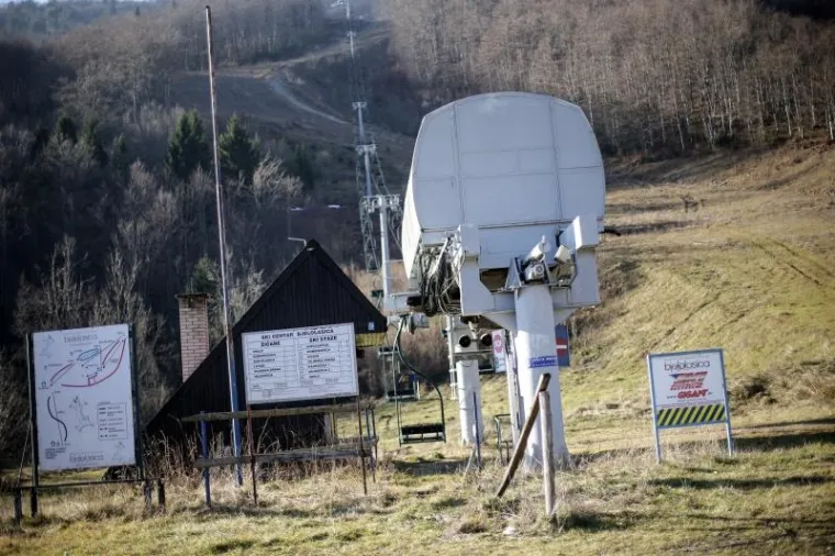 Hrvatski olimpijski centar na Bjelolasici propada kao grad duhova čekajući ulagača koji će oživjeti ovo lijepo skijalište i sportski centar. Uz Olimpijski centar prije desetak godina počela je intenzivna gradnja nekretnina. Danas su i ti objekti pusti te se prodaju. Otkad je izgorio restoran u kompleksu sportskog centra čitavo selo je utihnulo, a mještani koji su radili u centru ostali su bez posla. HOC Bjelolasica u stečaju je trenutno u 7. krugu prodaje putem javne dražbe.