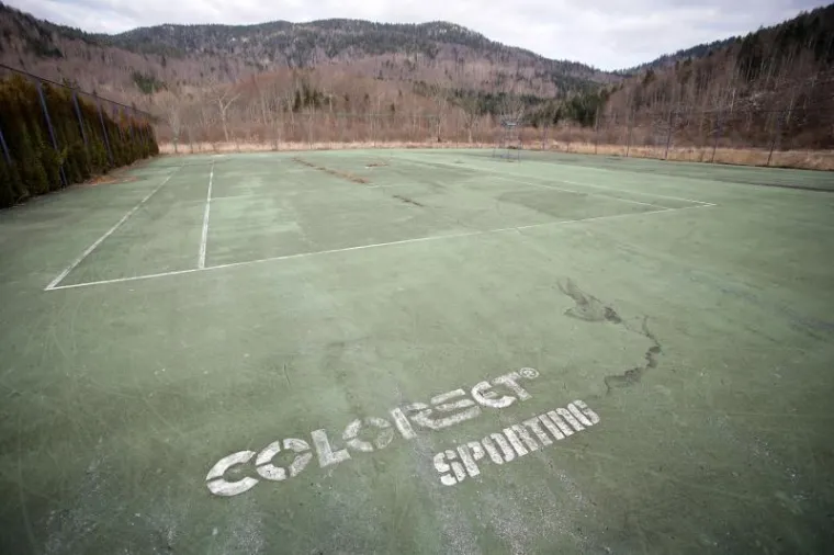 Hrvatski olimpijski centar na Bjelolasici propada kao grad duhova čekajući ulagača koji će oživjeti ovo lijepo skijalište i sportski centar. Uz Olimpijski centar prije desetak godina počela je intenzivna gradnja nekretnina. Danas su i ti objekti pusti te se prodaju. Otkad je izgorio restoran u kompleksu sportskog centra čitavo selo je utihnulo, a mještani koji su radili u centru ostali su bez posla. HOC Bjelolasica u stečaju je trenutno u 7. krugu prodaje putem javne dražbe.
