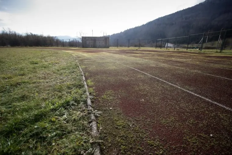 Hrvatski olimpijski centar na Bjelolasici propada kao grad duhova čekajući ulagača koji će oživjeti ovo lijepo skijalište i sportski centar. Uz Olimpijski centar prije desetak godina počela je intenzivna gradnja nekretnina. Danas su i ti objekti pusti te se prodaju. Otkad je izgorio restoran u kompleksu sportskog centra čitavo selo je utihnulo, a mještani koji su radili u centru ostali su bez posla. HOC Bjelolasica u stečaju je trenutno u 7. krugu prodaje putem javne dražbe.
