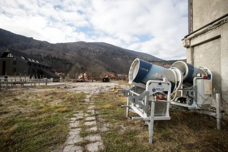 Hrvatski olimpijski centar na Bjelolasici propada kao grad duhova čekajući ulagača koji će oživjeti ovo lijepo skijalište i sportski centar. Uz Olimpijski centar prije desetak godina počela je intenzivna gradnja nekretnina. Danas su i ti objekti pusti te se prodaju. Otkad je izgorio restoran u kompleksu sportskog centra čitavo selo je utihnulo, a mještani koji su radili u centru ostali su bez posla. HOC Bjelolasica u stečaju je trenutno u 7. krugu prodaje putem javne dražbe.