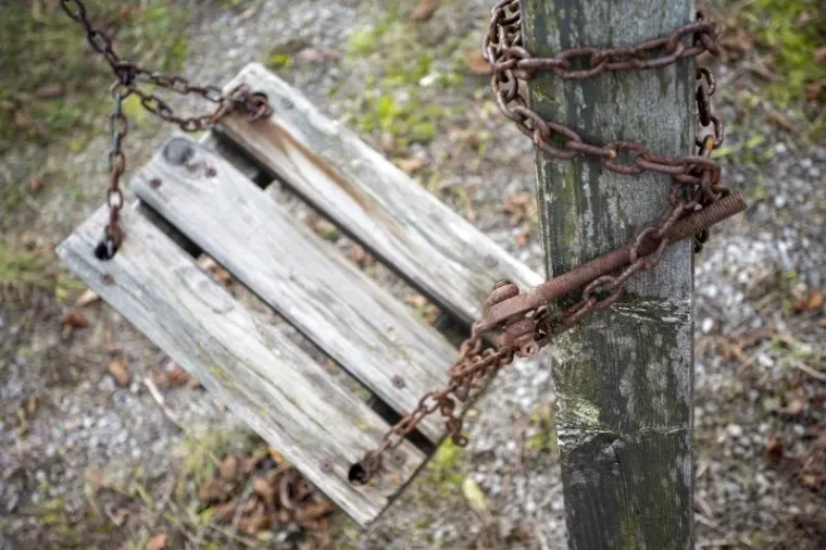 Hrvatski olimpijski centar na Bjelolasici propada kao grad duhova čekajući ulagača koji će oživjeti ovo lijepo skijalište i sportski centar. Uz Olimpijski centar prije desetak godina počela je intenzivna gradnja nekretnina. Danas su i ti objekti pusti te se prodaju. Otkad je izgorio restoran u kompleksu sportskog centra čitavo selo je utihnulo, a mještani koji su radili u centru ostali su bez posla. HOC Bjelolasica u stečaju je trenutno u 7. krugu prodaje putem javne dražbe.