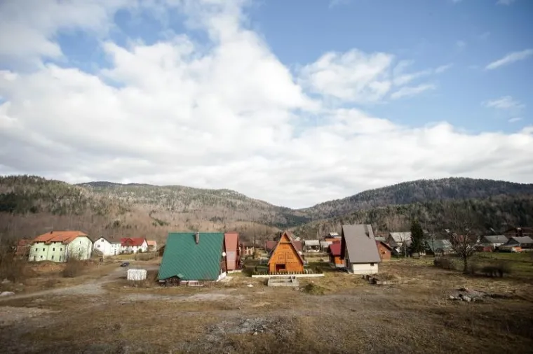Hrvatski olimpijski centar na Bjelolasici propada kao grad duhova čekajući ulagača koji će oživjeti ovo lijepo skijalište i sportski centar. Uz Olimpijski centar prije desetak godina počela je intenzivna gradnja nekretnina. Danas su i ti objekti pusti te se prodaju. Otkad je izgorio restoran u kompleksu sportskog centra čitavo selo je utihnulo, a mještani koji su radili u centru ostali su bez posla. HOC Bjelolasica u stečaju je trenutno u 7. krugu prodaje putem javne dražbe.