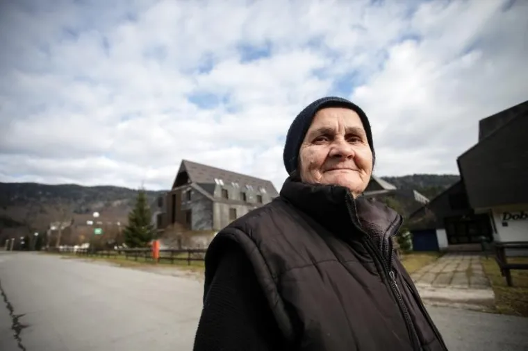 Hrvatski olimpijski centar na Bjelolasici propada kao grad duhova čekajući ulagača koji će oživjeti ovo lijepo skijalište i sportski centar. Uz Olimpijski centar prije desetak godina počela je intenzivna gradnja nekretnina. Danas su i ti objekti pusti te se prodaju. Otkad je izgorio restoran u kompleksu sportskog centra čitavo selo je utihnulo, a mještani koji su radili u centru ostali su bez posla. HOC Bjelolasica u stečaju je trenutno u 7. krugu prodaje putem javne dražbe.