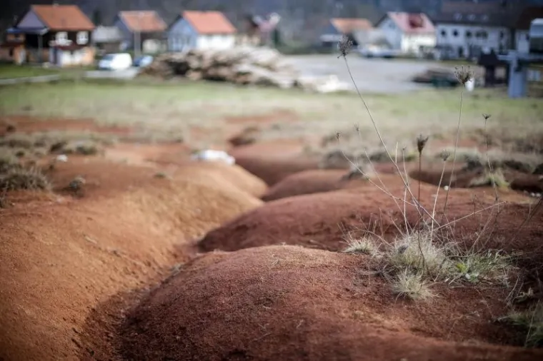 Hrvatski olimpijski centar na Bjelolasici propada kao grad duhova čekajući ulagača koji će oživjeti ovo lijepo skijalište i sportski centar. Uz Olimpijski centar prije desetak godina počela je intenzivna gradnja nekretnina. Danas su i ti objekti pusti te se prodaju. Otkad je izgorio restoran u kompleksu sportskog centra čitavo selo je utihnulo, a mještani koji su radili u centru ostali su bez posla. HOC Bjelolasica u stečaju je trenutno u 7. krugu prodaje putem javne dražbe.