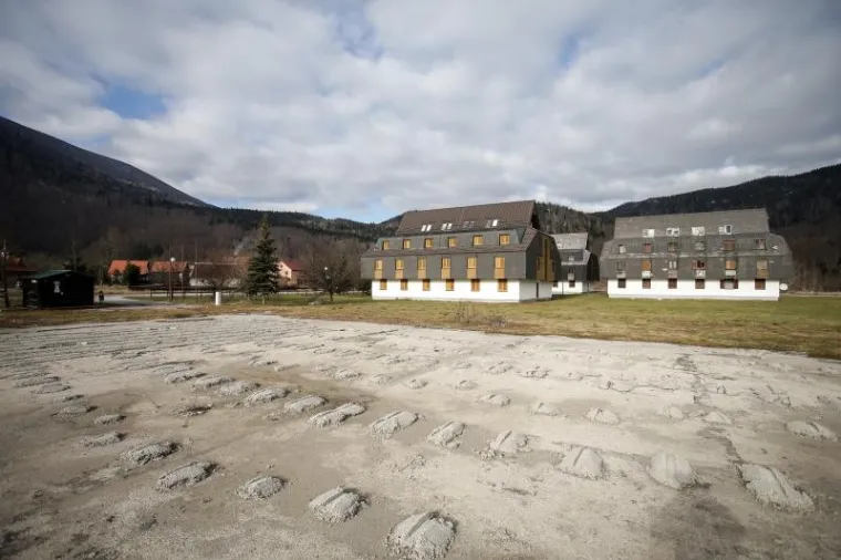 Hrvatski olimpijski centar na Bjelolasici propada kao grad duhova čekajući ulagača koji će oživjeti ovo lijepo skijalište i sportski centar. Uz Olimpijski centar prije desetak godina počela je intenzivna gradnja nekretnina. Danas su i ti objekti pusti te se prodaju. Otkad je izgorio restoran u kompleksu sportskog centra čitavo selo je utihnulo, a mještani koji su radili u centru ostali su bez posla. HOC Bjelolasica u stečaju je trenutno u 7. krugu prodaje putem javne dražbe.