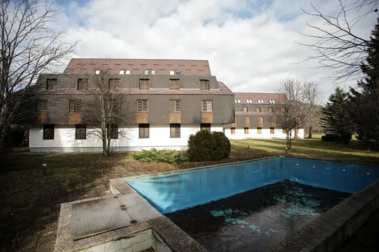 Hrvatski olimpijski centar na Bjelolasici propada kao grad duhova čekajući ulagača koji će oživjeti ovo lijepo skijalište i sportski centar. Uz Olimpijski centar prije desetak godina počela je intenzivna gradnja nekretnina. Danas su i ti objekti pusti te se prodaju. Otkad je izgorio restoran u kompleksu sportskog centra čitavo selo je utihnulo, a mještani koji su radili u centru ostali su bez posla. HOC Bjelolasica u stečaju je trenutno u 7. krugu prodaje putem javne dražbe.