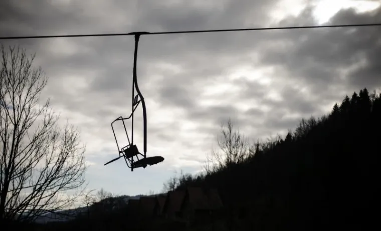 Hrvatski olimpijski centar na Bjelolasici propada kao grad duhova čekajući ulagača koji će oživjeti ovo lijepo skijalište i sportski centar. Uz Olimpijski centar prije desetak godina počela je intenzivna gradnja nekretnina. Danas su i ti objekti pusti te se prodaju. Otkad je izgorio restoran u kompleksu sportskog centra čitavo selo je utihnulo, a mještani koji su radili u centru ostali su bez posla. HOC Bjelolasica u stečaju je trenutno u 7. krugu prodaje putem javne dražbe.