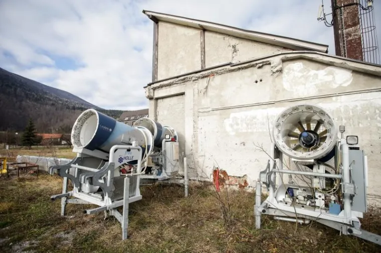 Hrvatski olimpijski centar na Bjelolasici propada kao grad duhova čekajući ulagača koji će oživjeti ovo lijepo skijali&scaron;te i sportski centar. Uz Olimpijski centar prije desetak godina počela je intenzivna gradnja nekretnina. Danas su i ti objekti pusti te se prodaju. Otkad je izgorio restoran u kompleksu sportskog centra čitavo selo je utihnulo, a mje&scaron;tani koji su radili u centru ostali su bez posla. HOC Bjelolasica u stečaju je trenutno u 7. krugu prodaje putem javne dražbe.