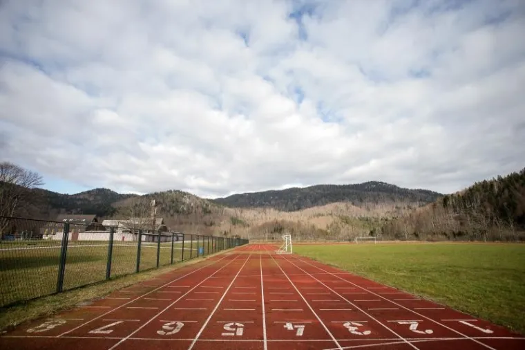 Hrvatski olimpijski centar na Bjelolasici propada kao grad duhova čekajući ulagača koji će oživjeti ovo lijepo skijali&scaron;te i sportski centar. Uz Olimpijski centar prije desetak godina počela je intenzivna gradnja nekretnina. Danas su i ti objekti pusti te se prodaju. Otkad je izgorio restoran u kompleksu sportskog centra čitavo selo je utihnulo, a mje&scaron;tani koji su radili u centru ostali su bez posla. HOC Bjelolasica u stečaju je trenutno u 7. krugu prodaje putem javne dražbe.