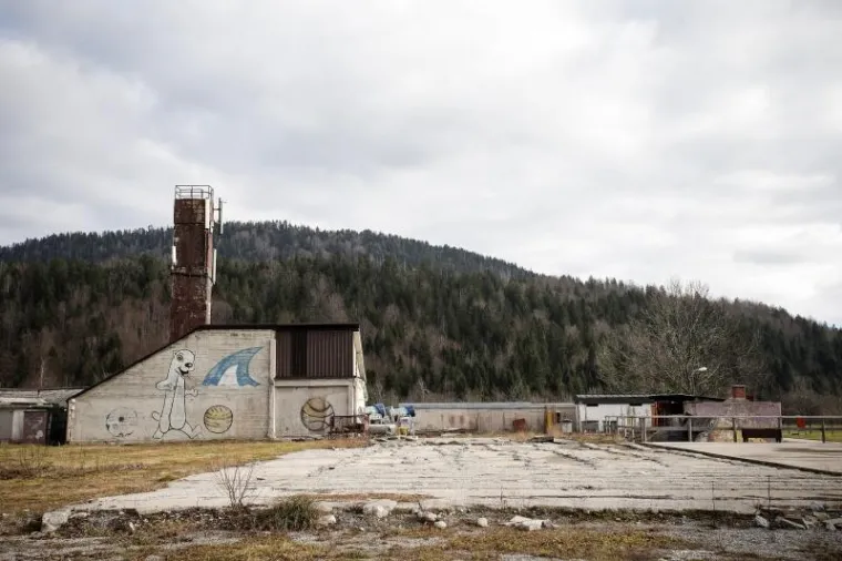 Hrvatski olimpijski centar na Bjelolasici propada kao grad duhova čekajući ulagača koji će oživjeti ovo lijepo skijali&scaron;te i sportski centar. Uz Olimpijski centar prije desetak godina počela je intenzivna gradnja nekretnina. Danas su i ti objekti pusti te se prodaju. Otkad je izgorio restoran u kompleksu sportskog centra čitavo selo je utihnulo, a mje&scaron;tani koji su radili u centru ostali su bez posla. HOC Bjelolasica u stečaju je trenutno u 7. krugu prodaje putem javne dražbe.