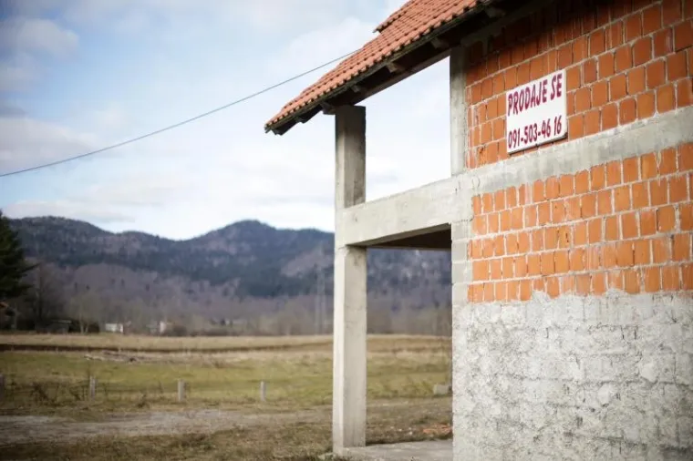 Hrvatski olimpijski centar na Bjelolasici propada kao grad duhova čekajući ulagača koji će oživjeti ovo lijepo skijali&scaron;te i sportski centar. Uz Olimpijski centar prije desetak godina počela je intenzivna gradnja nekretnina. Danas su i ti objekti pusti te se prodaju. Otkad je izgorio restoran u kompleksu sportskog centra čitavo selo je utihnulo, a mje&scaron;tani koji su radili u centru ostali su bez posla. HOC Bjelolasica u stečaju je trenutno u 7. krugu prodaje putem javne dražbe.