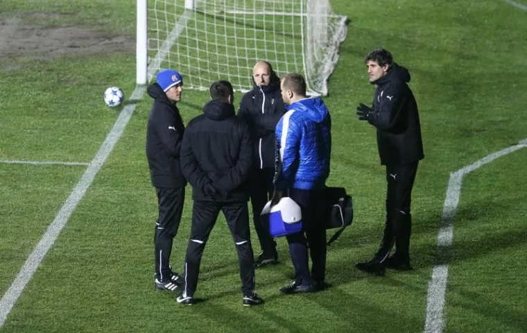 Trener Dinama Zoran Mamić u razgovoru sa svojim pomoćnicima. Taktika ta Bavarce je spremna, kako će ih iznenaditi, vidjet ćemo sutra od 20 i 45.