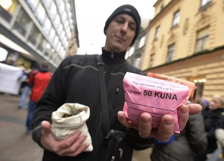 Članovi udruge Franak okupirali &scaron;altere poslovnice Sberbanke