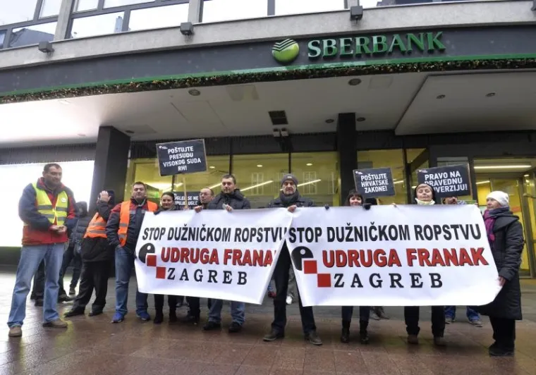 Članovi udruge Franak okupirali &scaron;altere poslovnice Sberbanke