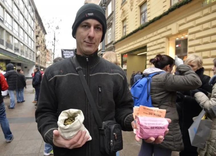 Članovi udruge Franak okupirali &scaron;altere poslovnice Sberbanke