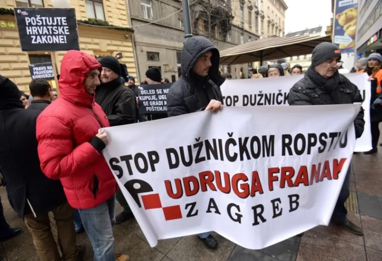 Članovi udruge Franak okupirali &scaron;altere poslovnice Sberbanke