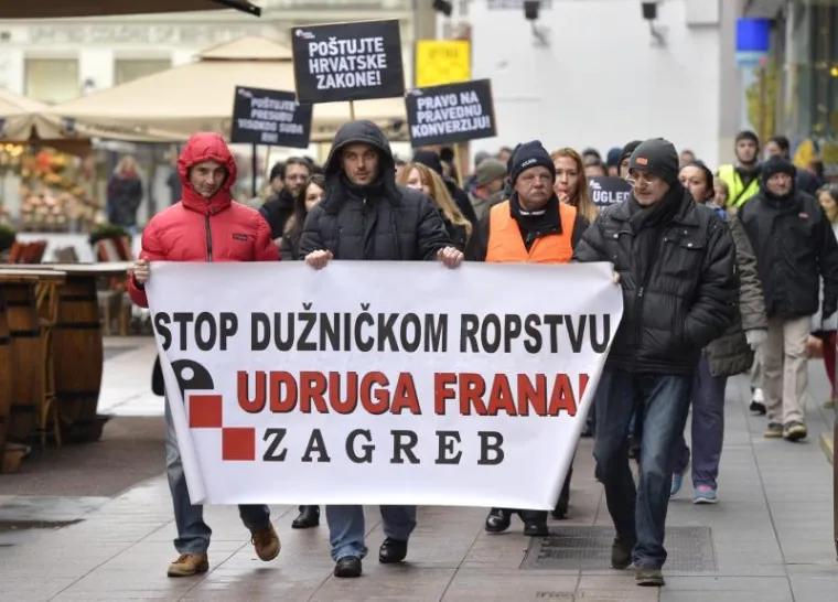 Članovi udruge Franak okupirali &scaron;altere poslovnice Sberbanke